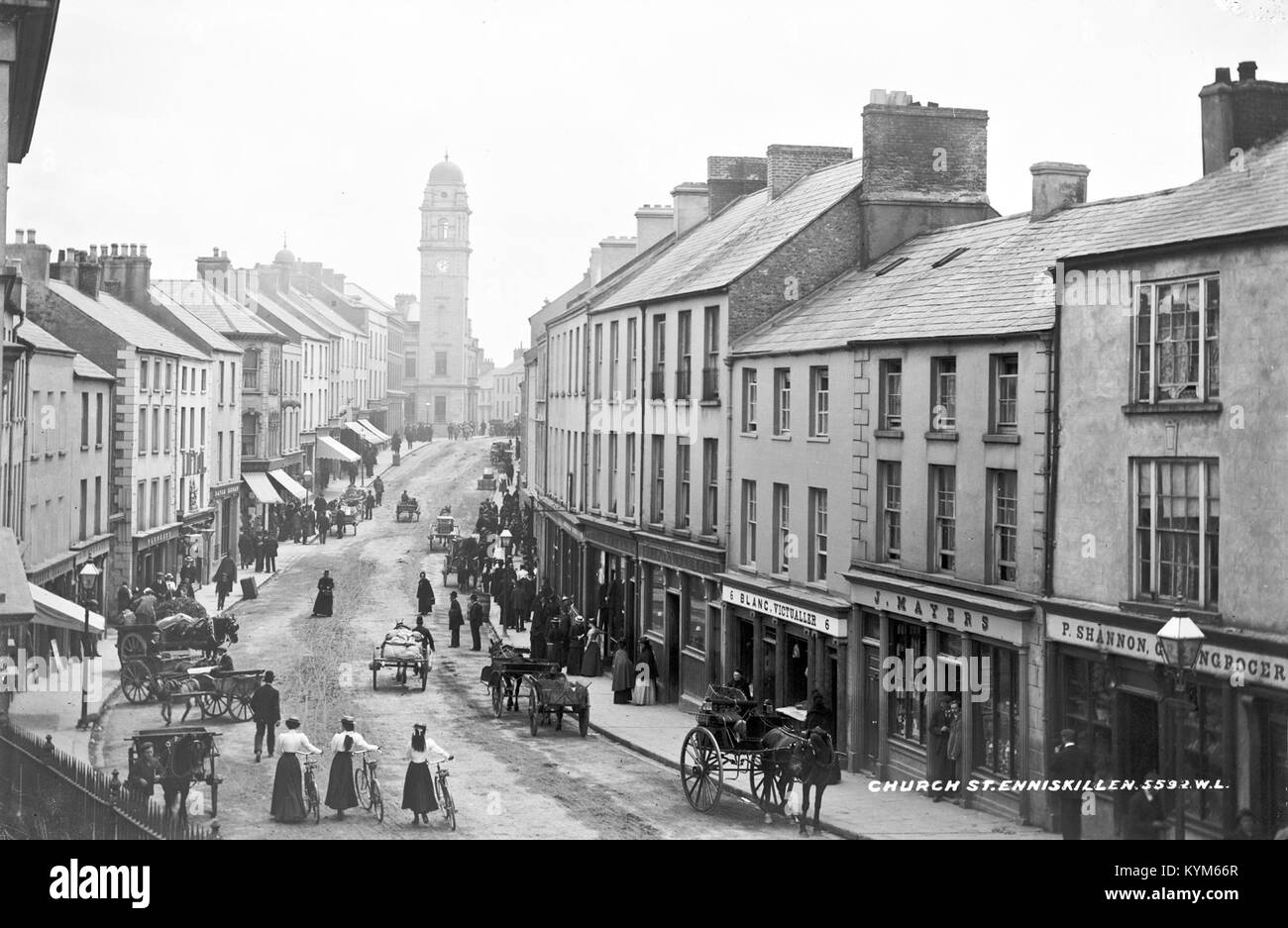 Foto aus der Lawrence Collection, das drei Frauen vor dem Enniskillen Town Hall in County Fermanagh, Irland, mit dem berühmten Uhrenturm im Hintergrund zeigt. Das Bild, das Anfang des 20. Jahrhunderts aufgenommen wurde, fängt das Leben in Nordirland zu dieser Zeit ein. Stockfoto