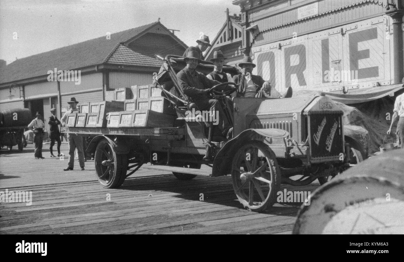 Ein Foto, das freie Arbeiter mit einem beladenen LKW während eines großen Streiks zeigt und einen Moment in der Geschichte der Arbeit feststellt, aufbewahrt für Archivzwecke. Stockfoto