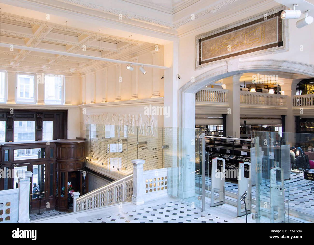 Ein Innenfoto von SALT Galata, einem bekannten Kulturzentrum in Istanbul, zeigt die Architektur und den Ausstellungsraum im Gebäude. Stockfoto