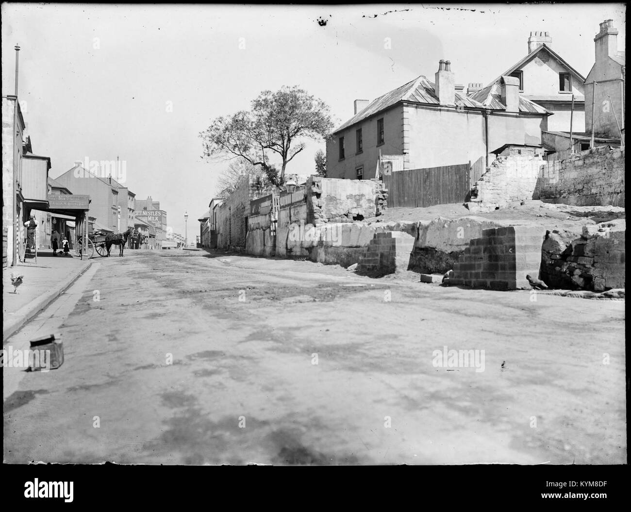 Eine Sammlung von Glasnegativen aus den 1890er Jahren bis 1910, die die Gegend „The Rocks“ in Sydney, Australien, darstellen. Die Bilder bieten historische Einblicke in die urbane Entwicklung und das Leben am Wasser dieses ikonischen Viertels. Stockfoto