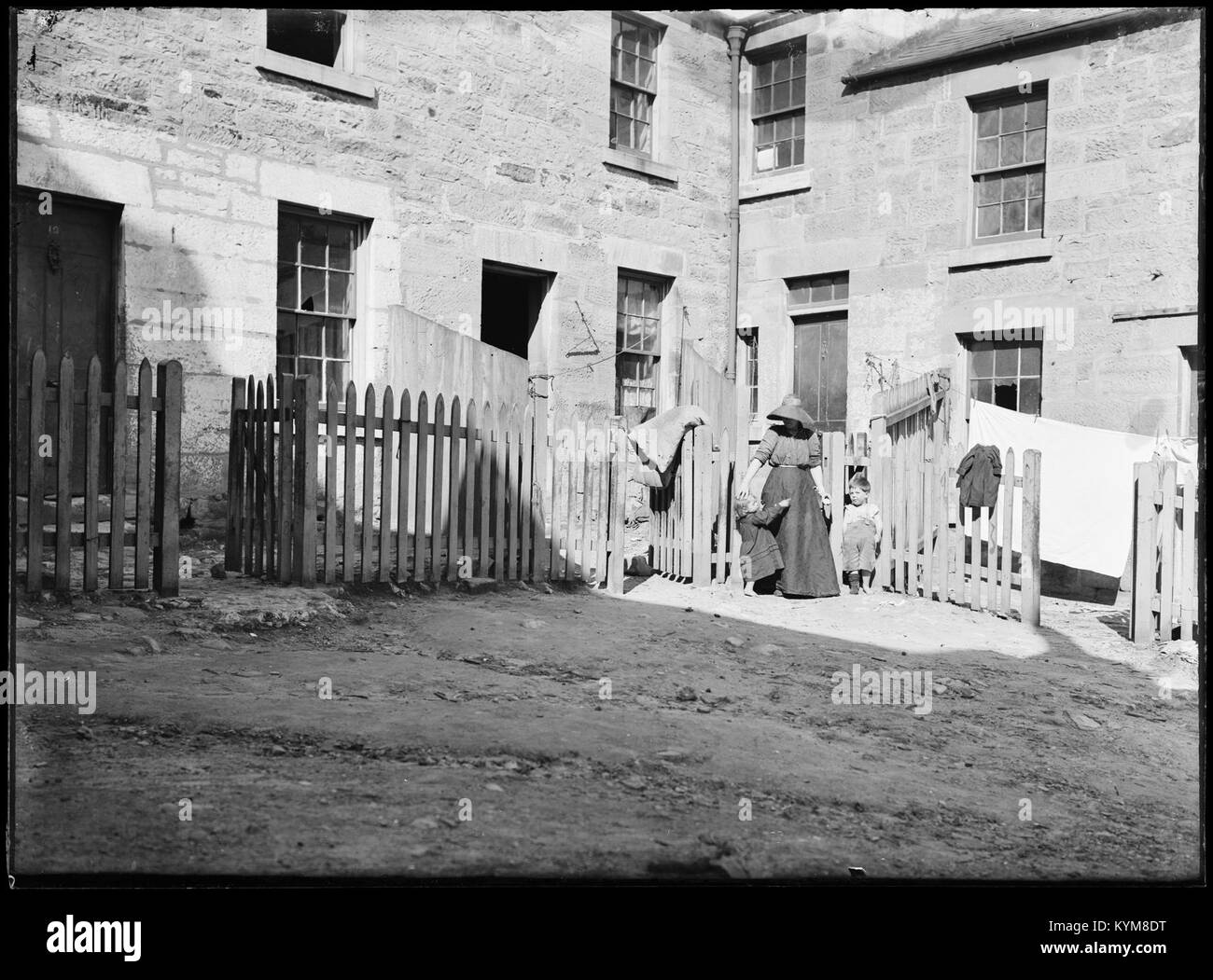 Eine Sammlung von Glasnegativen von William, die die Rocks Area in Sydney zwischen 1890 und 1910 darstellen und die historische Straßenlandschaft und Gebäude der Zeit hervorheben. Stockfoto