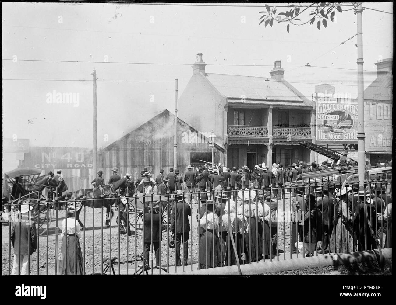 Sammlung von Glasnegativen mit Szenen aus Sydney und den Blue Mountains in Australien. Die Bilder bieten einen Einblick in die historischen Landschaften der Region, wobei frühe fotografische Techniken verwendet werden, um die Umgebung einzufangen. Stockfoto