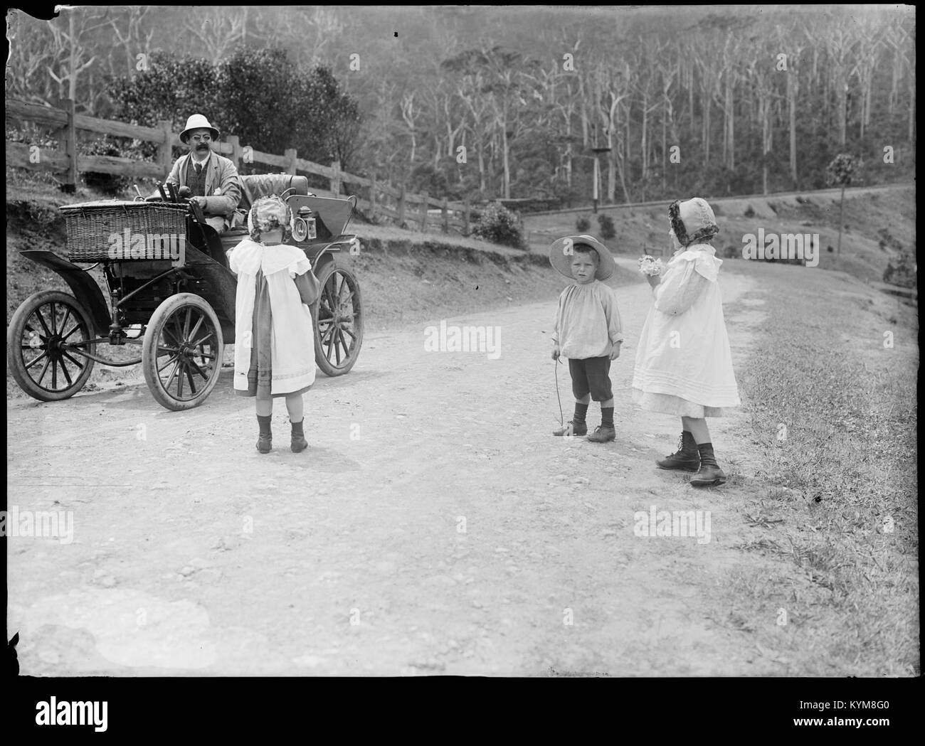 Eine Sammlung historischer Glasnegative, die Szenen von Bootstouren, Stränden, Autos und Häusern darstellen und den Alltag und Freizeitaktivitäten aus der Vergangenheit zeigen. Stockfoto