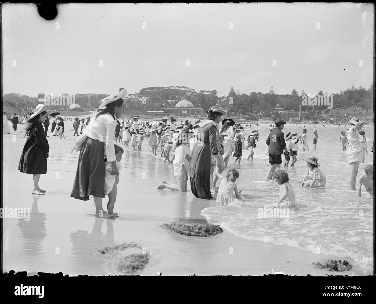 Eine Sammlung von Glasnegativen aus dem frühen 20. Jahrhundert, die Bilder von Bootstouren, Stränden, Autos und Häusern zeigen. Diese historischen Bilder bieten einen Einblick in den Alltag dieser Zeit und zeigen Freizeitaktivitäten und architektonische Stile der Zeit. Stockfoto