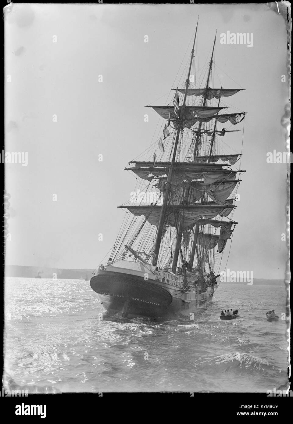 Eine Sammlung von Glasnegativen mit Szenen von Bootstouren, Stränden, Autos und Häusern, die einen Einblick in die Freizeitaktivitäten und den Lebensstil des frühen 20. Jahrhunderts bieten. Stockfoto