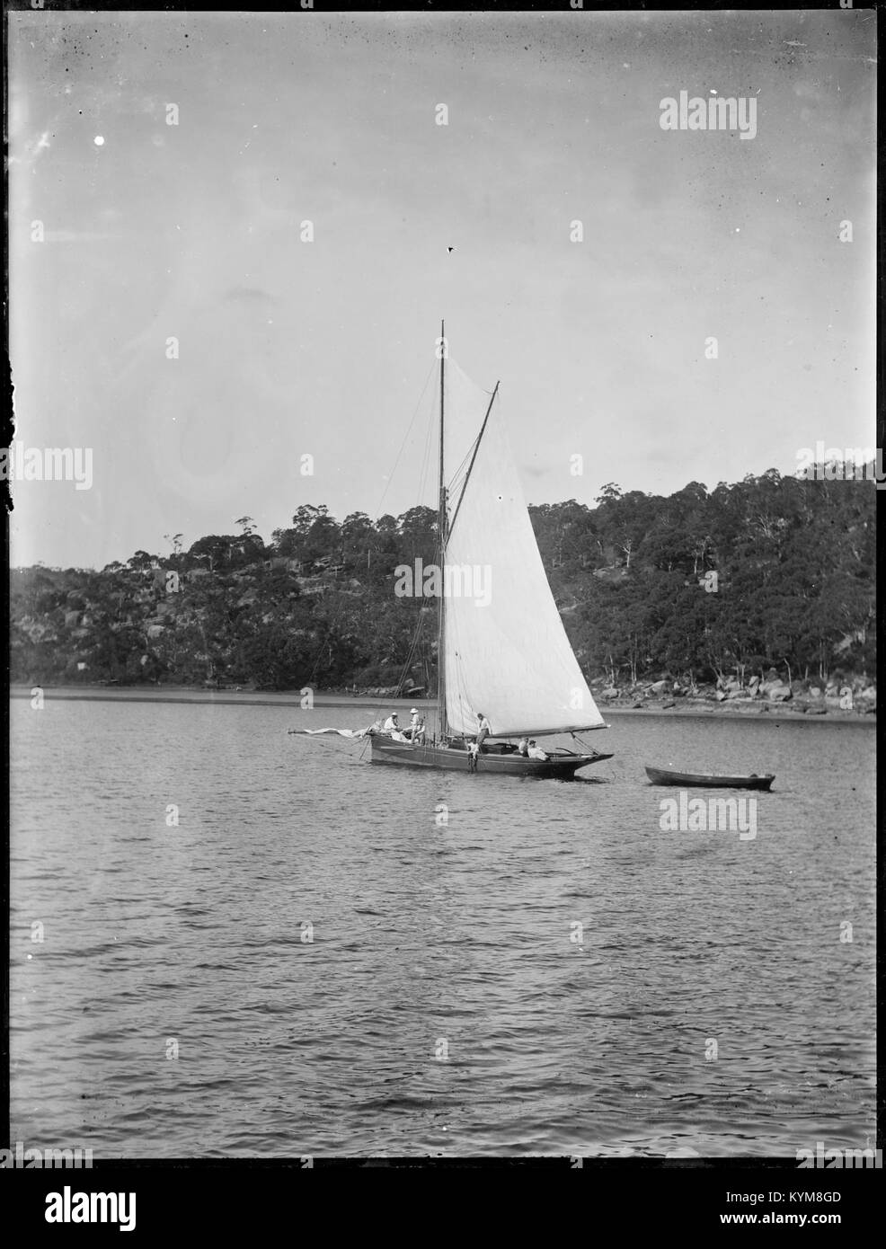 Eine Sammlung von Glasnegativen mit Szenen von Bootstouren, Stränden, Autos und Häusern, die das Leben von Anfang bis Mitte des 20. Jahrhunderts zeigen. Stockfoto