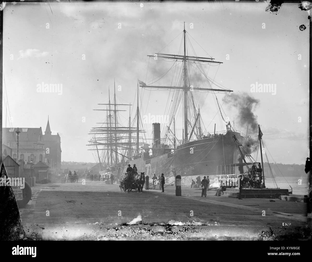 Eine Sammlung von Glasnegativen aus dem Jahr 1887, die Szenen von Bootstouren, Stränden, Autos und Wohnhäusern zeigen und einen historischen Einblick in die Freizeit- und Lifestyle-Aktivitäten des späten 19. Jahrhunderts bieten. Stockfoto