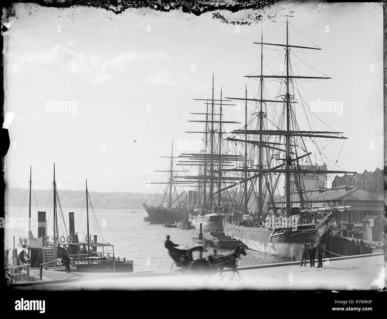 Glasnegative mit Bildern von Bootstouren, Stränden, Autos und Häusern aus der Sammlung der State Library of New South Wales. Stockfoto