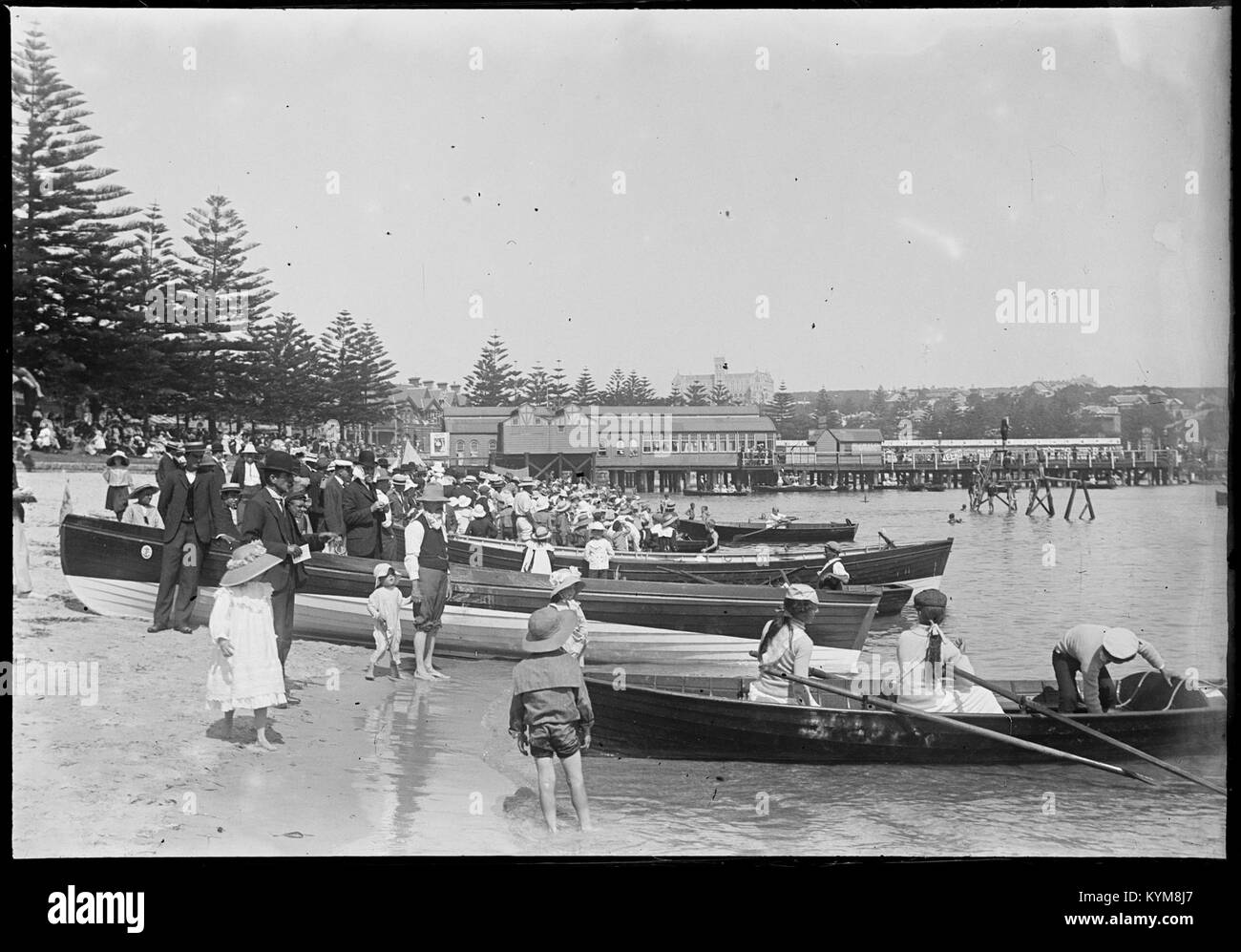 Eine Sammlung von Glasnegativen, die verschiedene Regionen Sydneys zeigen, darunter Clovelly, Coogee und Manly, und die malerische Schönheit und Architektur dieser berühmten Orte hervorheben. Stockfoto