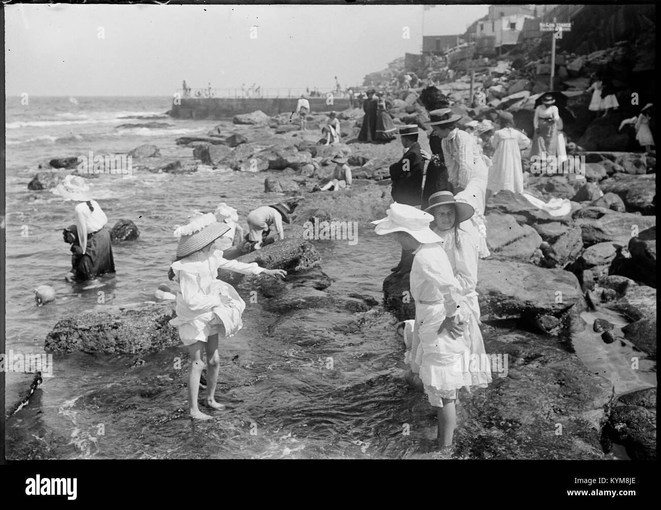 Eine Sammlung von Glasnegativen, die Sydneys Regionen wie Clovelly, Coogee und Manly darstellen, zeigt das Leben an der Küste des frühen 20. Jahrhunderts. Stockfoto