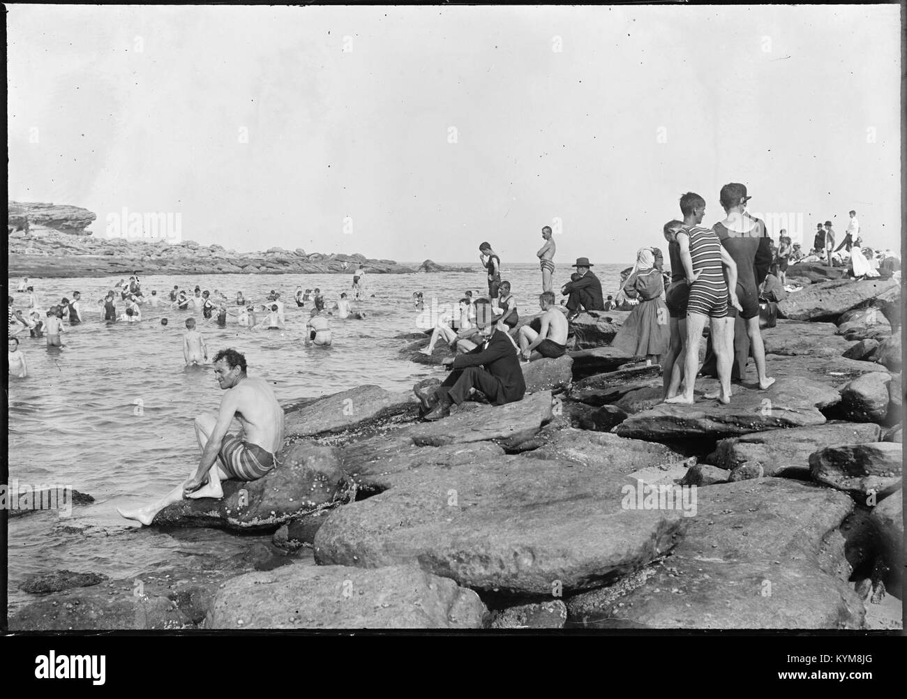 Eine Sammlung von Glasnegativen, die verschiedene Regionen Sydneys, darunter Clovelly, Coogee und Manly, darstellen und die historische Architektur und Küstenlandschaften der Region darstellen. Stockfoto
