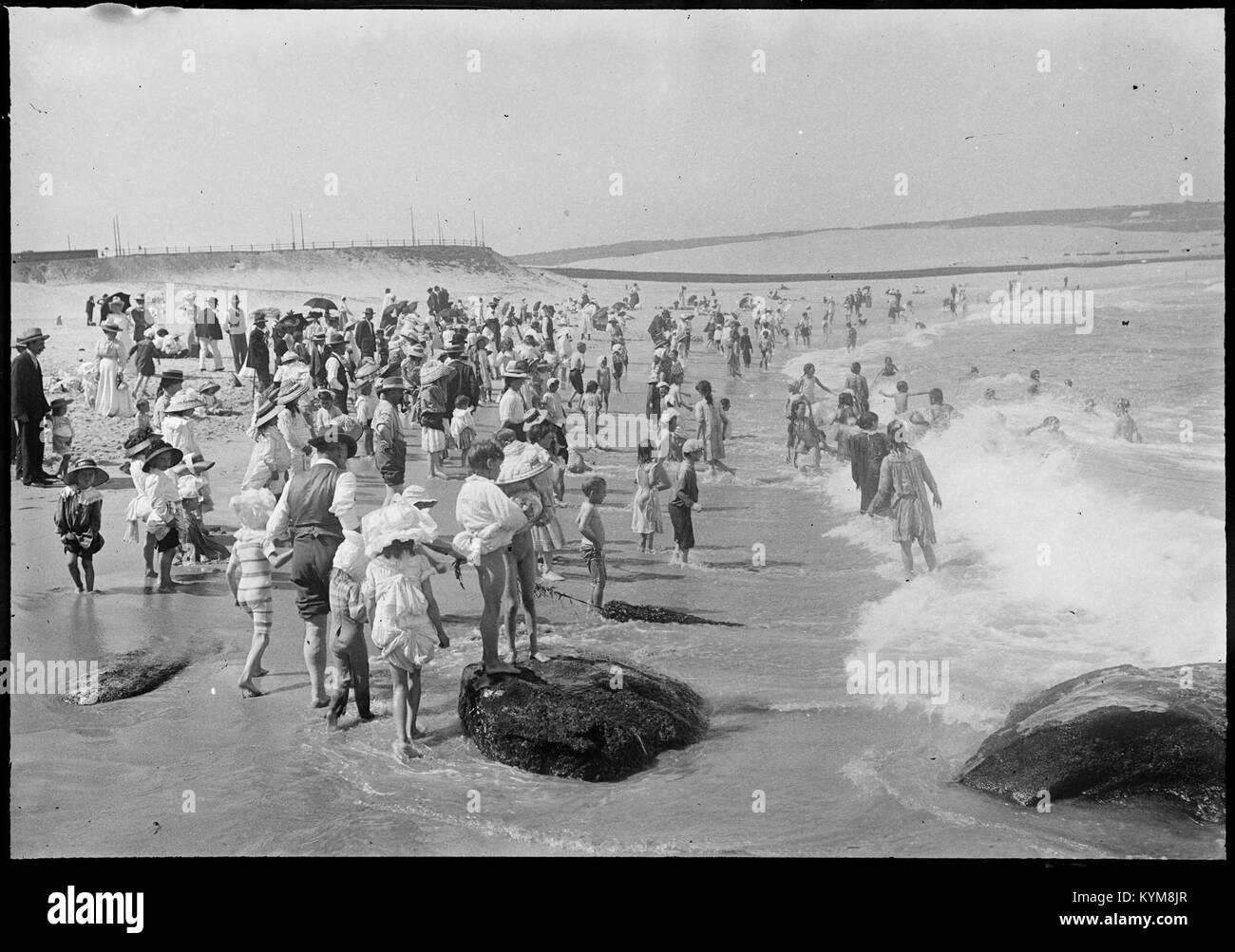 Glasnegative verschiedener Regionen von Sydney, darunter Clovelly, Coogee und Manly, die Szenen aus dem frühen 20. Jahrhundert in Vintage-Fotografien darstellen. Stockfoto