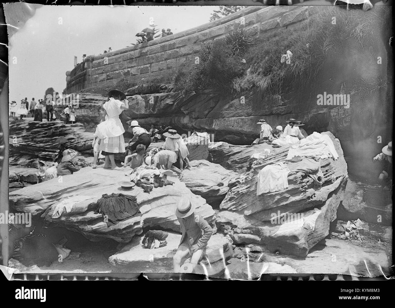 Diese Sammlung von Glasnegativen aus der Gegend von Woy Woy, die zwischen 1890 und 1910 aufgenommen wurde, bietet historische Einblicke in die frühe Entwicklung und Landschaft der Stadt. Stockfoto
