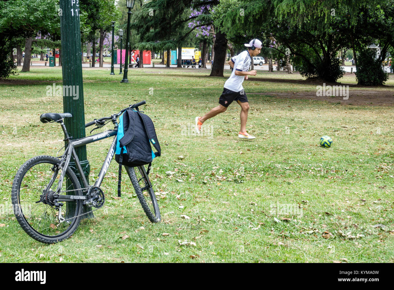 Buenos Aires Argentinien,Bosques de Palermo,Parque 3 de Febrero,öffentlicher Park,Hispanic Latin Latino ethnische Minderheit,Erwachsene Erwachsene Erwachsene Mann Männer männlich,spielen socc Stockfoto