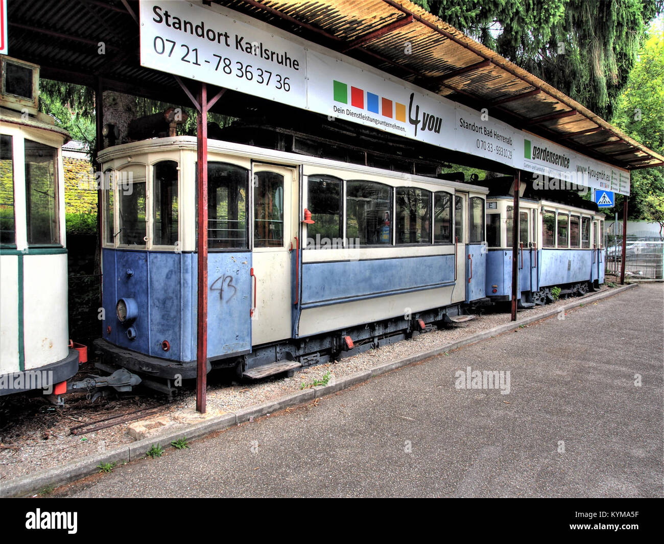 Bild einer alten Straßenbahn im Fahrzeugmuseum in Marxzell. Das Foto zeigt das historische Transportfahrzeug als Teil der Sammlung von Oldtimern des Museums. Stockfoto