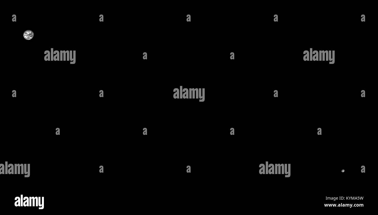 Die NASA-Raumsonde OSIRIS-REX erfasst detaillierte Bilder von Erde und Mond im Rahmen ihrer Mission, den Asteroiden Bennu zu untersuchen. Dieses Bild hebt die Erde und ihren natürlichen Satelliten hervor. Stockfoto