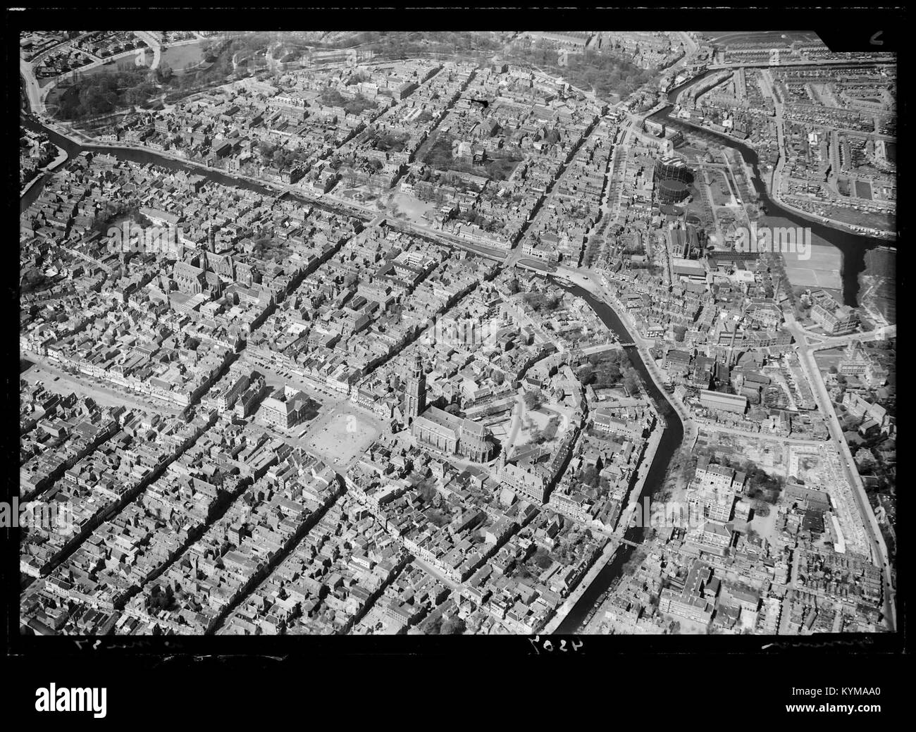 Luftaufnahme von Groningen, aufgenommen zwischen 1920 und 1940, die die Stadt von oben in ihrer frühen Entwicklung des 20. Jahrhunderts zeigt. Stockfoto