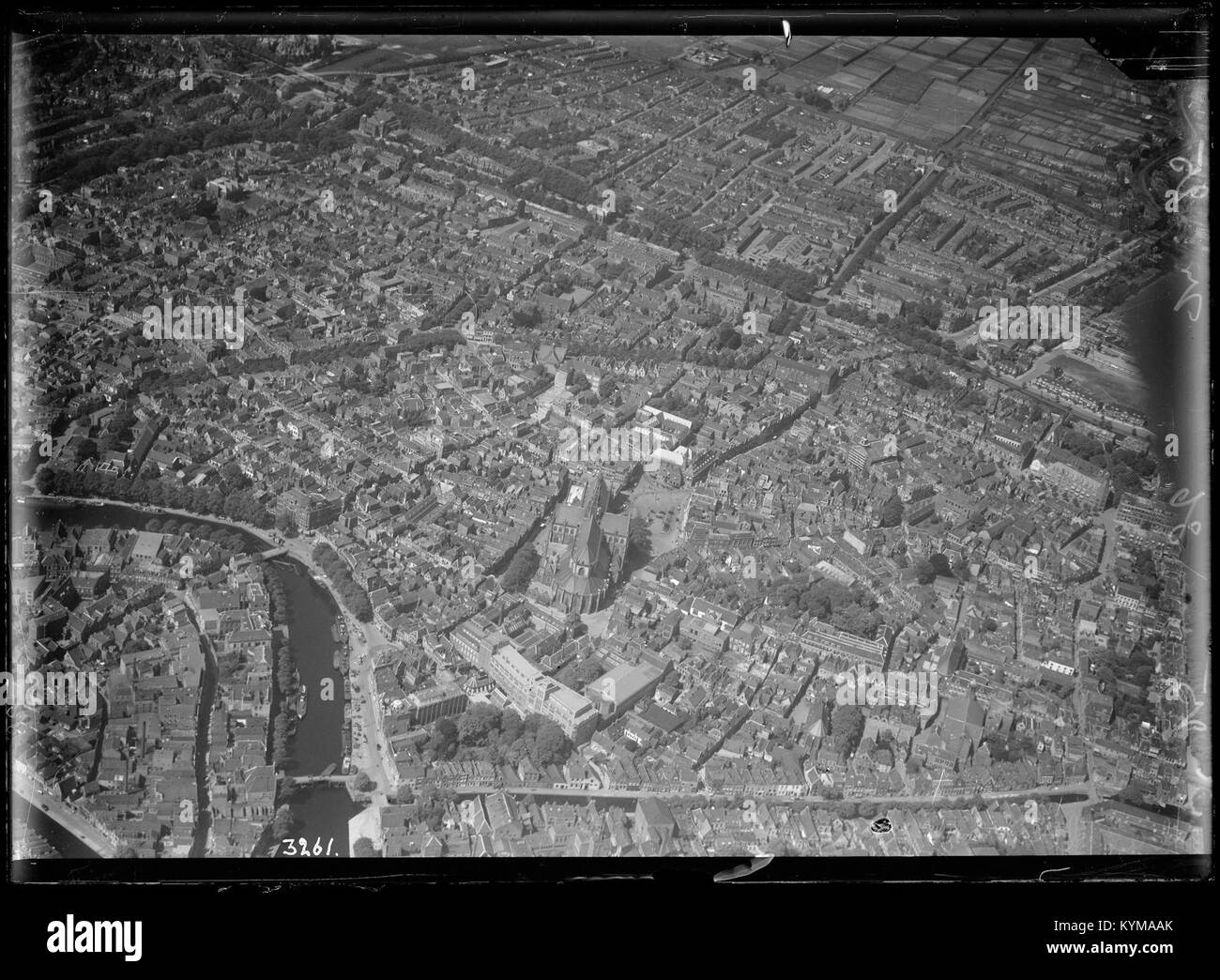 Luftaufnahme von Haarlem, aufgenommen zwischen 1920 und 1940, zeigt das Layout der niederländischen Stadt. Dieses historische Foto bietet einen Einblick in Haarlem während des frühen 20. Jahrhunderts. Stockfoto