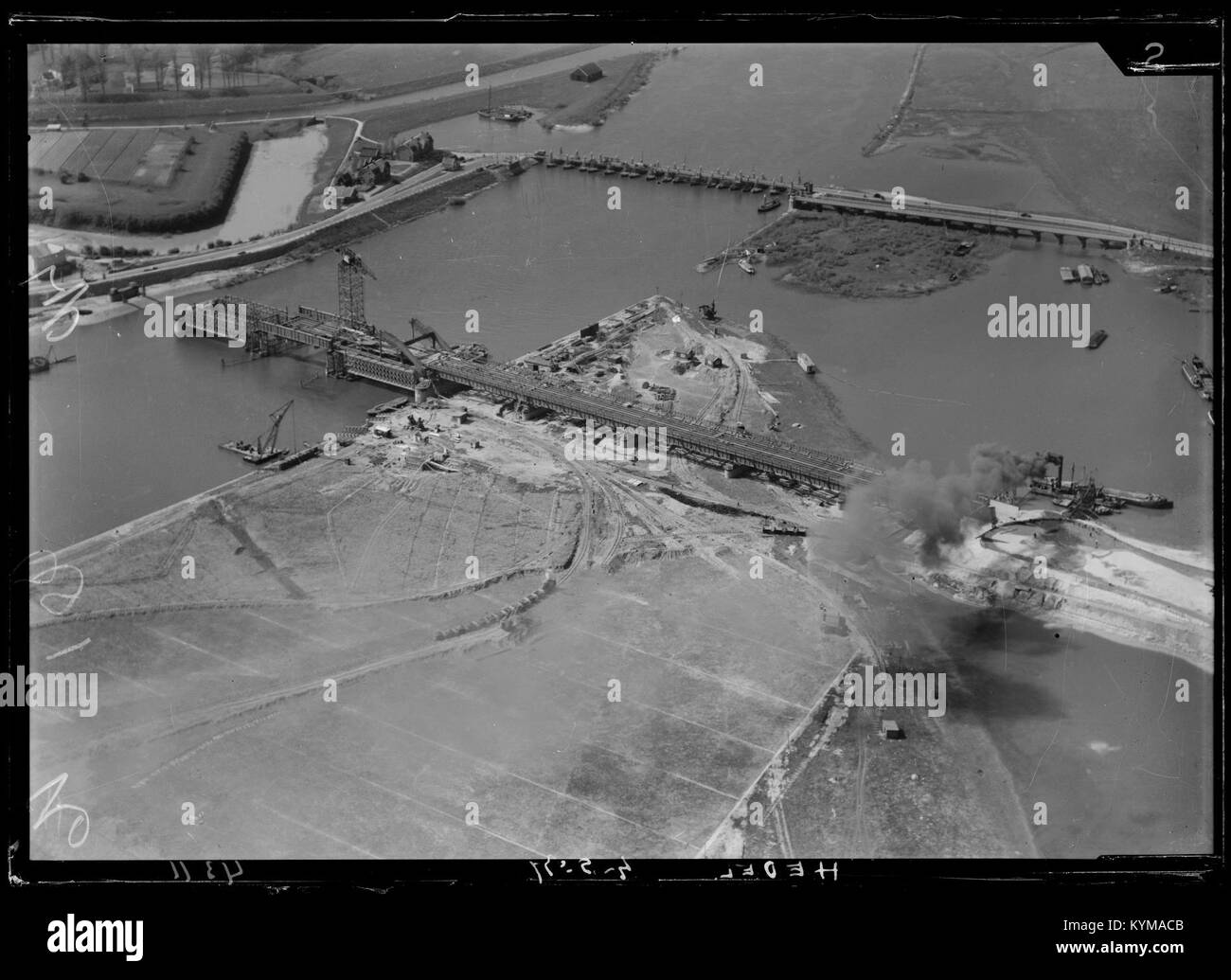 Luftaufnahme aus dem Zeitraum 1920-1940, die Landschaft und Stadtentwicklung vom Himmel aus zeigt und einen historischen Blick auf die Topographie der Region bietet. Stockfoto
