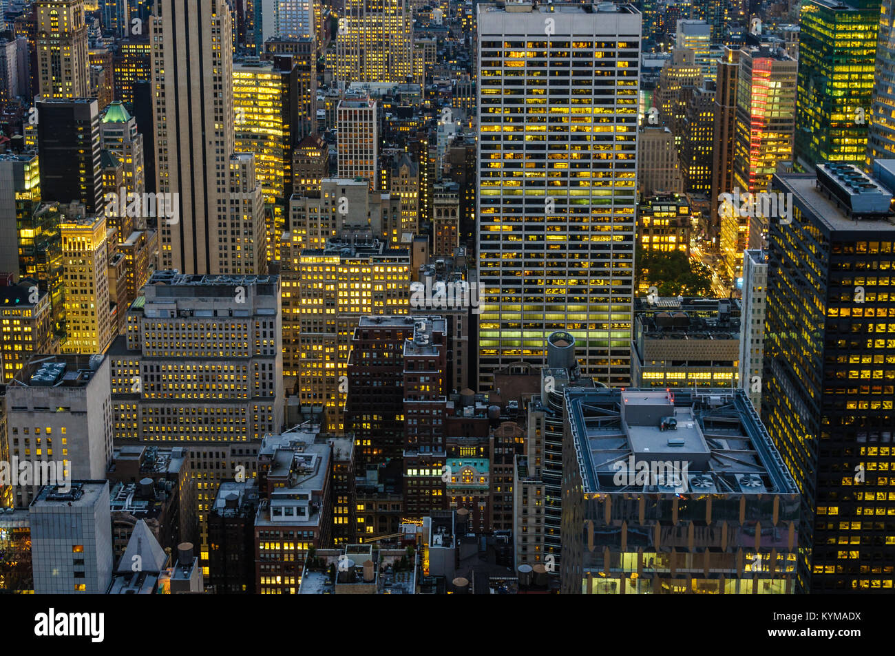 Blick auf die Skyline bei Nacht von der Spitze des Felsens Aussichtsplattform in New York, USA Stockfoto