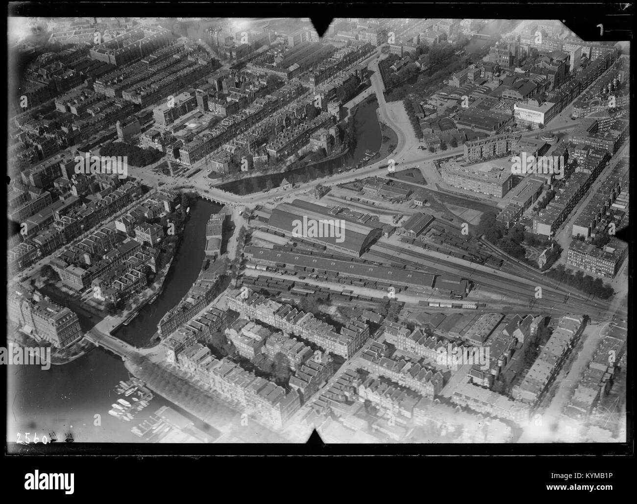 Luftaufnahme von Amsterdam, aufgenommen zwischen 1920 und 1940. Das Bild fängt das Stadtbild ein und hebt die architektonischen Entwicklungen der Zeit hervor. Stockfoto