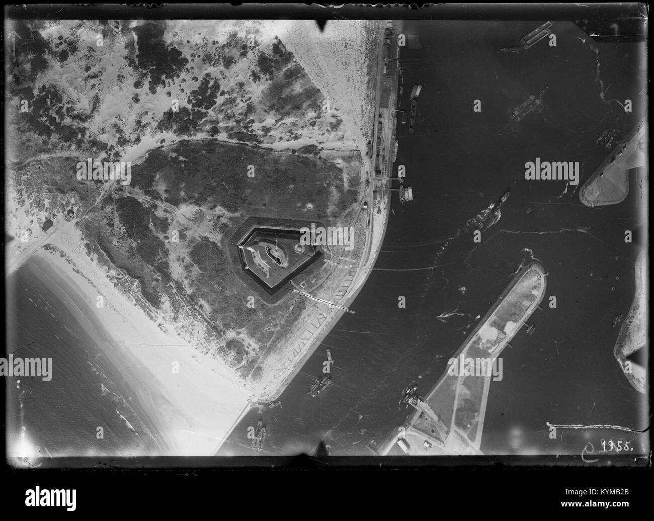 Eine historische Luftaufnahme des Hafens von IJmuiden, die die Industrielandschaft und den Hafen zeigt. Stockfoto