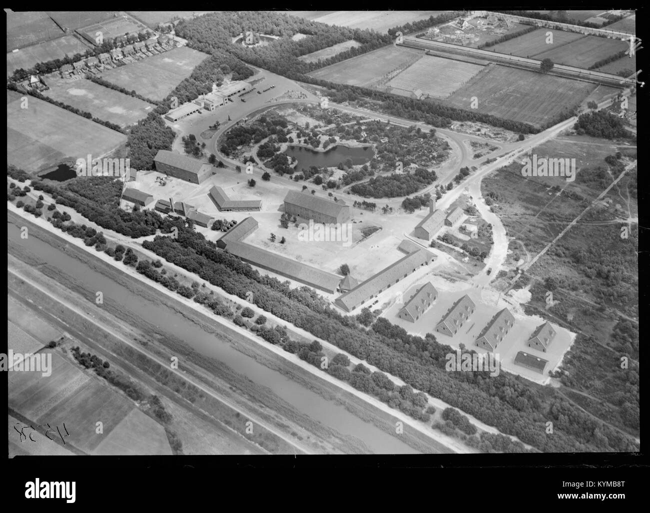 Luftaufnahme von Vught, die die Stadt von Anfang bis Mitte des 20. Jahrhunderts zeigt und einen historischen Blick auf die Gegend bietet. Stockfoto