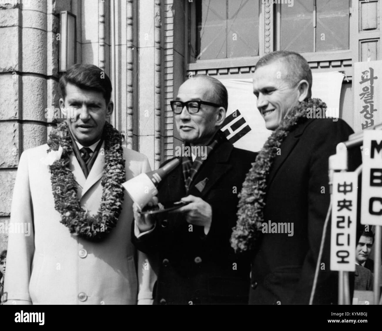 Bild aus der Wally Schirra-Kollektion mit einem Foto des Astronauten Wally Schirra. Das Foto ist Teil einer historischen Sammlung, die sich mit der Weltraumforschung und den frühen Missionen der NASA befasst. Stockfoto