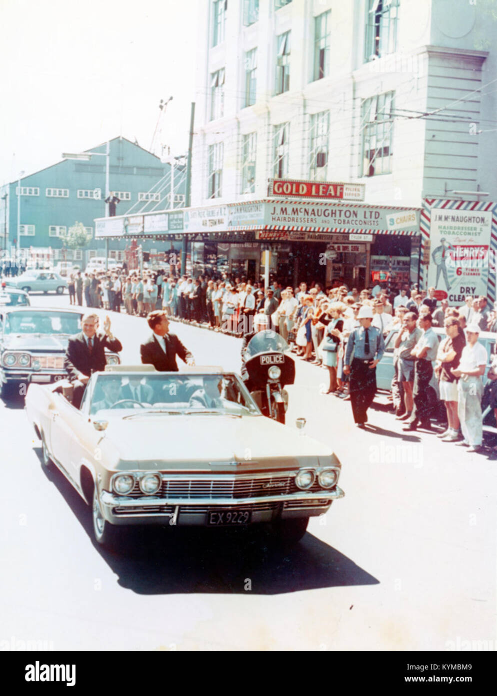 Ein Foto aus der Wally Schirra Kollektion, das einen legendären Moment in der Karriere des Astronauten Wally Schirra zeigt. Das Bild fängt Schirra im Weltraum ein oder war an einem bedeutenden Teil seiner Weltraummissionen beteiligt. Stockfoto