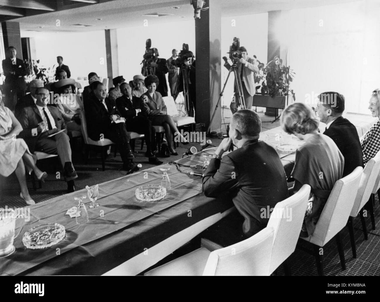 Dieses Bild stammt aus der Wally Schirra Kollektion und zeigt einen ikonischen Moment im Leben des Astronauten. Schirra war eine Schlüsselfigur bei den frühen Weltraummissionen der NASA. Das Foto zeigt ihn in seinem Raumfahrtanzug oder in einer weltraumbezogenen Aktivität, was seinen Beitrag zur Weltraumforschung und zum Raumfahrtprogramm unterstreicht. Stockfoto