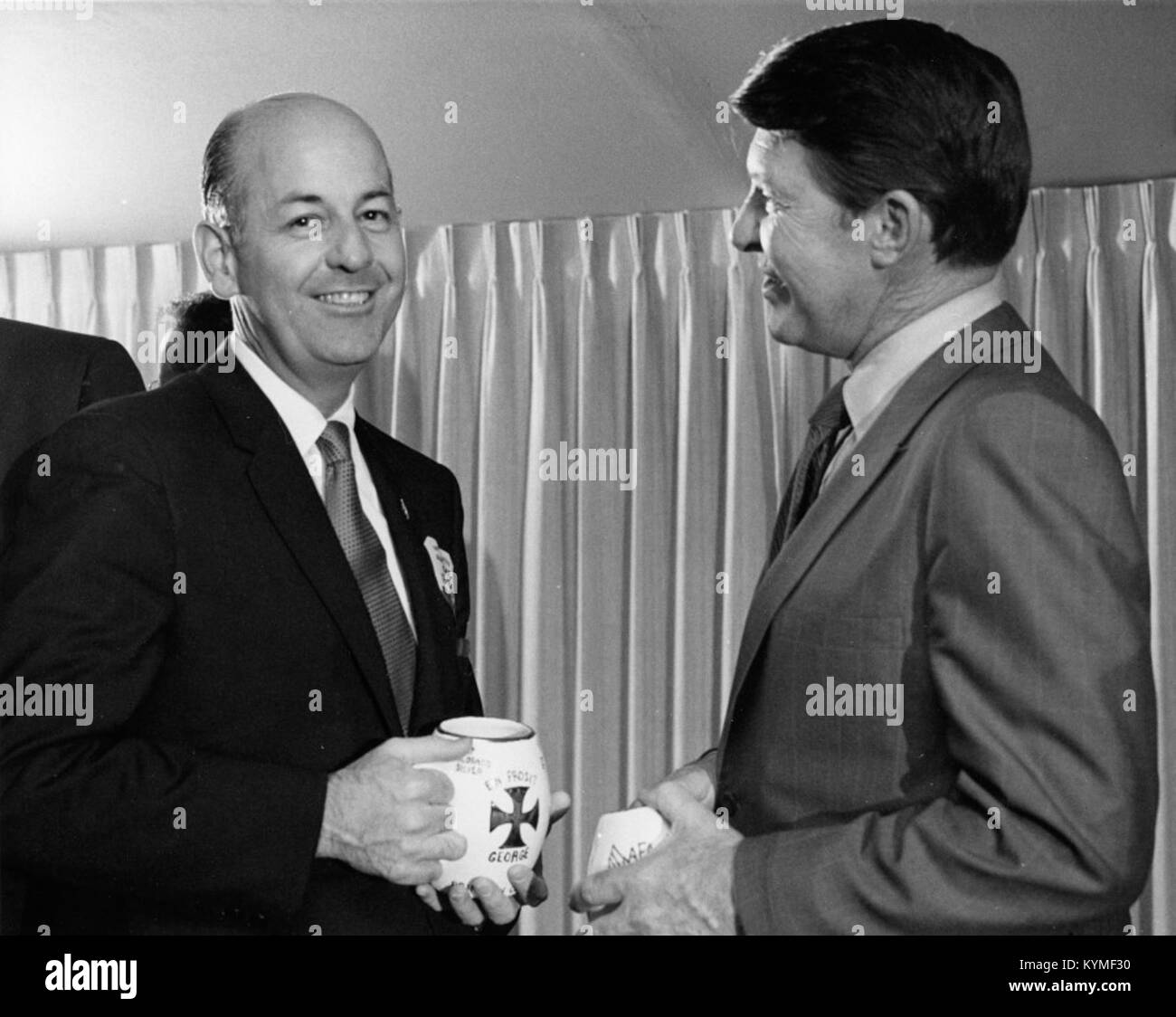 Ein Foto aus der Wally Schirra Kollektion, das einen wichtigen Moment aus dem Leben des Astronauten und seine Beiträge zur Weltraumforschung zeigt. Das Bild unterstreicht Schirras Rolle bei den frühen Raumfahrtmissionen der NASA. Stockfoto