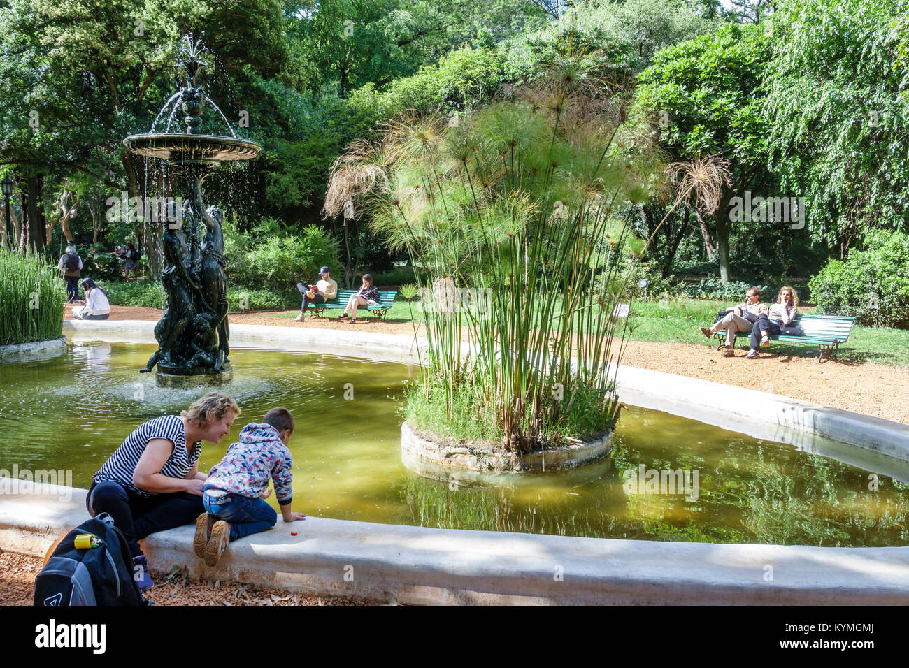 Buenos Aires Argentinien,Palermo,Park,Jardin Botanico Carlos Thays Botanischer Garten,Brunnen,Frau weibliche Frauen,junge Jungen,männliches Kind Kinder Kinder yo Stockfoto