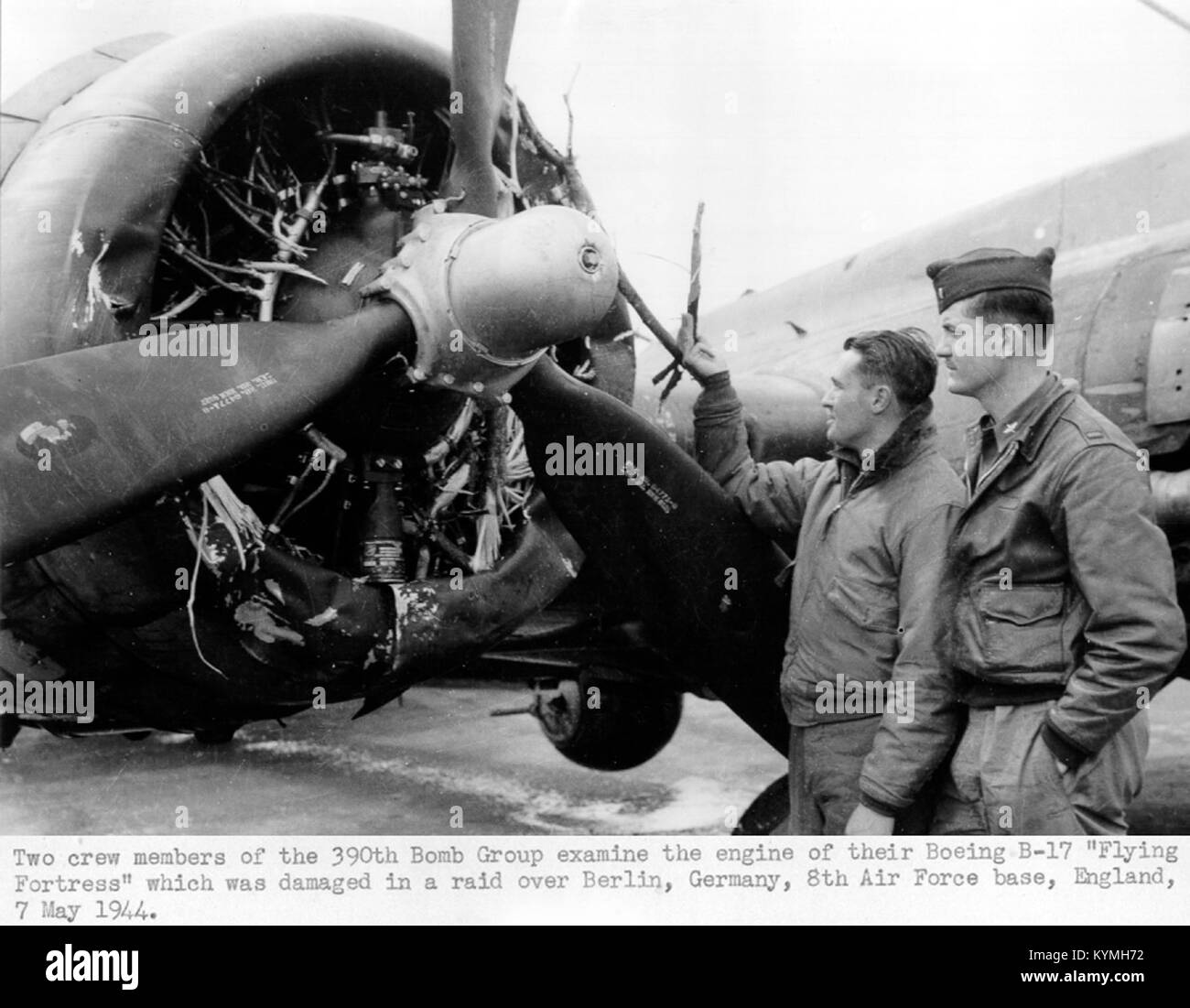Ein historisches Foto von einer Boeing B-17 Festung, das den Militärbomber während des Zweiten Weltkriegs im Flug zeigt und dessen charakteristische Merkmale und Struktur festlegt. Stockfoto