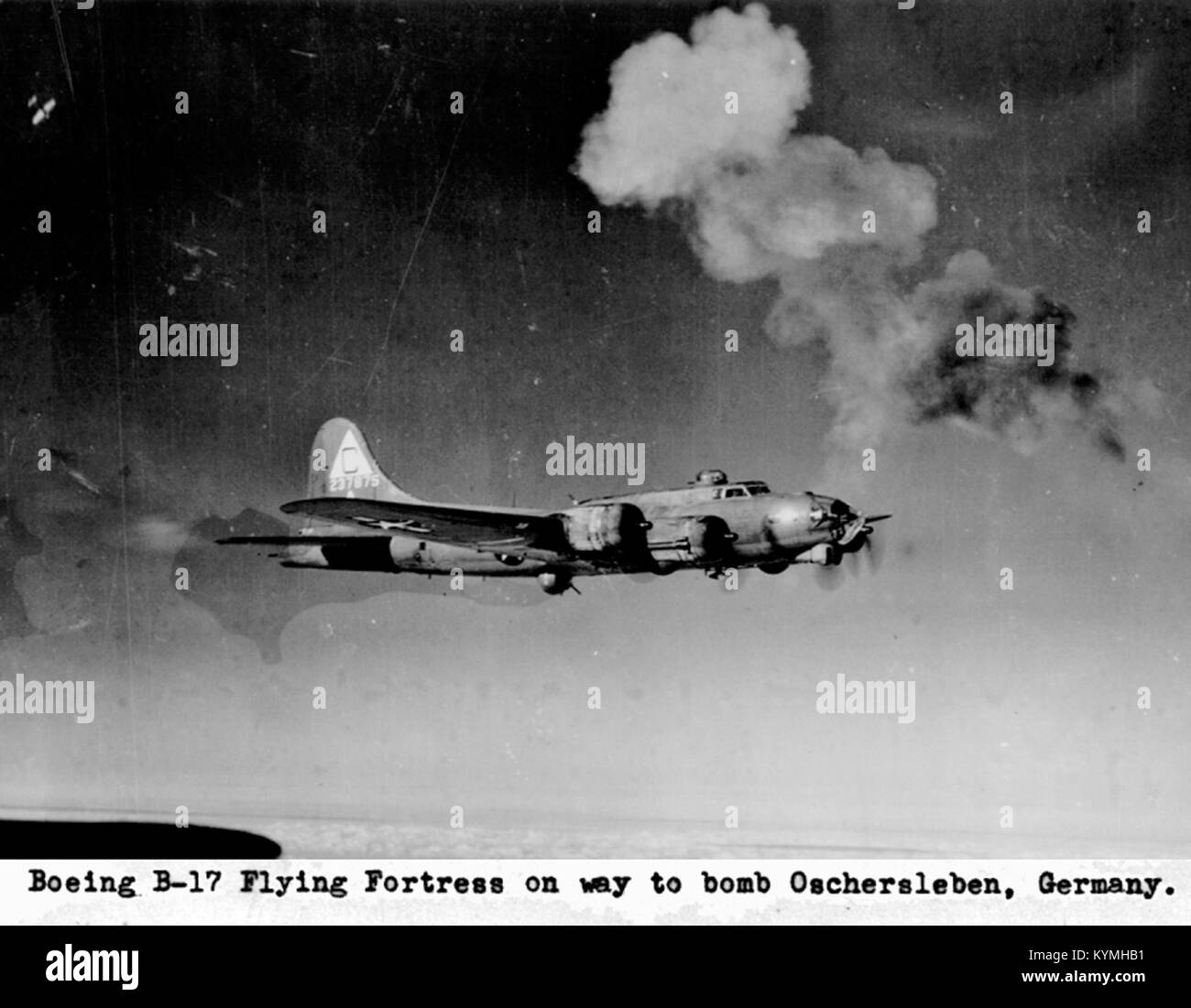 Ein historisches Foto einer Boeing B-17 Festung, das das Flugzeug im Flug während des Zweiten Weltkriegs zeigt und seine Rolle als strategischer Bomber einnimmt. Stockfoto