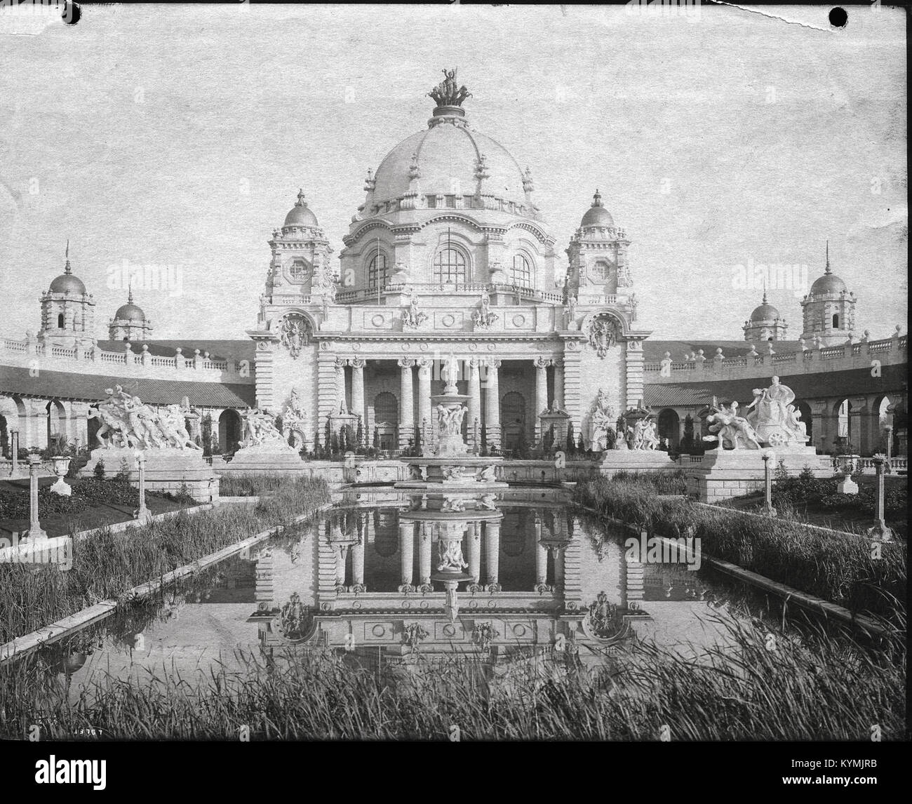 Ein historisches Foto des US-Regierungsgebäudes auf der Pan-American Exposition in Buffalo, NY, mit dem architektonischen Design des Gebäudes und einem reflektierenden Pool davor. Stockfoto