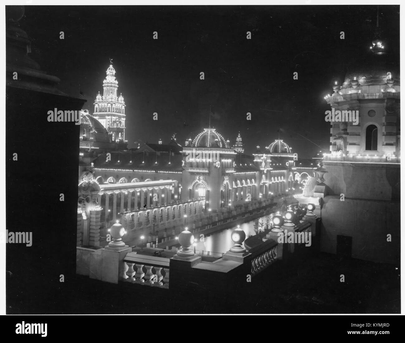 Ein Schwarzweißfoto der Pan-American Exposition in Buffalo, New York, aufgenommen in der Nacht im Jahr 1901. Die beleuchteten Gebäude und die Lichter der Stadt erfassen die Pracht des Ereignisses, mit historischer Bedeutung, die mit der Erfindung des Wechselstroms durch Nikola Tesla verbunden ist. Stockfoto