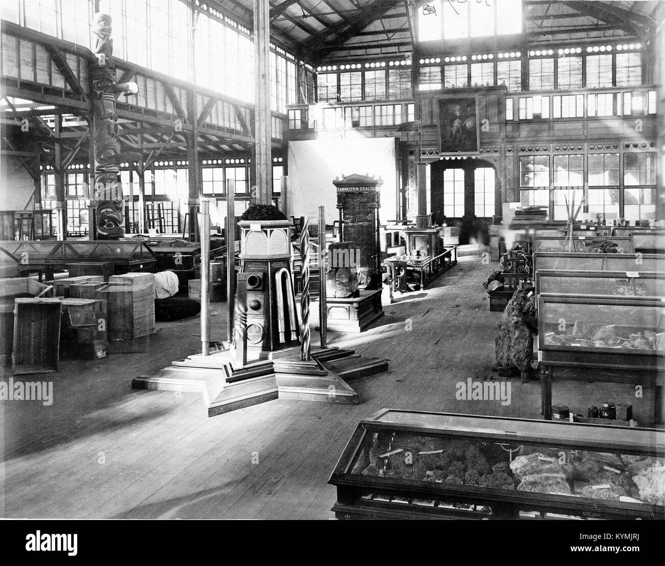 Ein historisches Bild aus der Centennial Exhibition 1876 in Philadelphia, das Exponate aus dem United States Government Building zeigt, darunter Ausstellungen von Metallen und Mineralien. Stockfoto