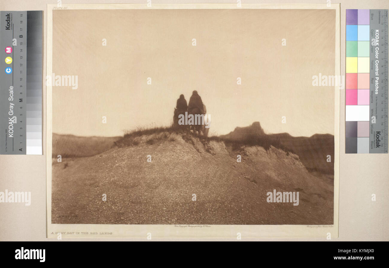 Ein Foto mit zwei montierten Figuren in der einsamen Landschaft der Badlands in North Dakota, das das raue Gelände der Region veranschaulicht. Stockfoto