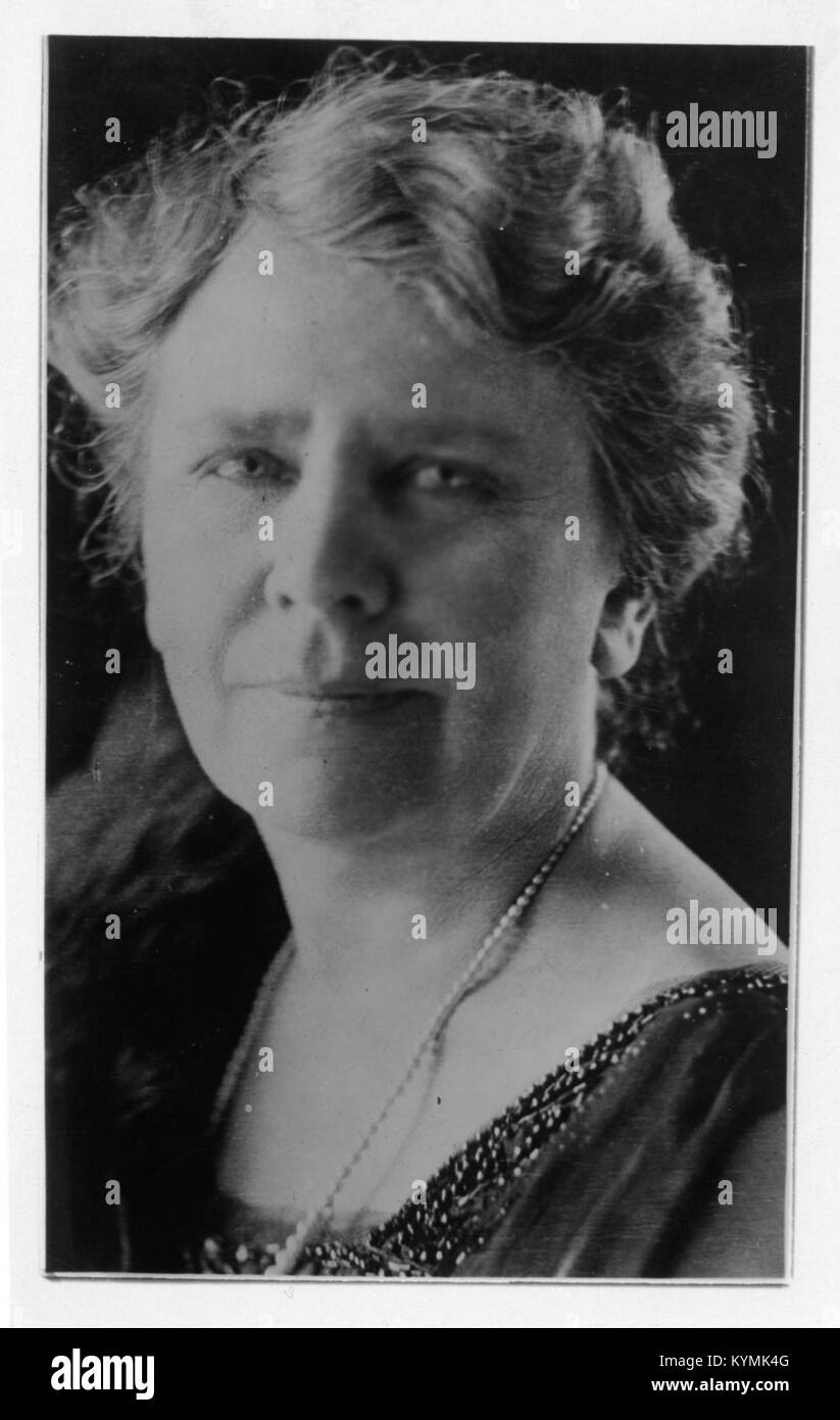 Frances Densmore, ein einflussreicher Ethnograph und Ethnomusikologe, ist in einem Vintage-Foto zu sehen. Ihre Arbeit in der Ethnomusikologie ist bekannt, mit Beiträgen zur Bewahrung der indianischen Musik. Stockfoto