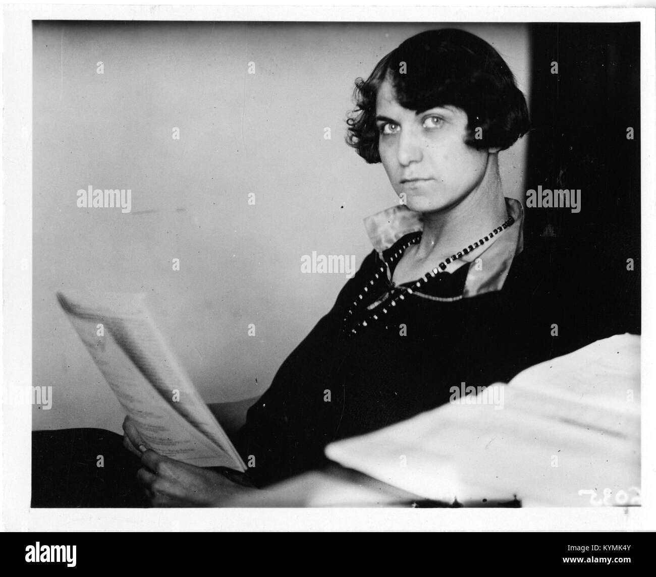 Porträt von Emma Reh (1896–1982), Essayistin und Gelehrte, in Schwarz-weiß als Teil der Sammlung Smithsonian Institution Archives. Das Foto zeigt ihre Rolle in der Regierung, im Journalismus und in den Beiträgen zu Wissenschaft und Bildung. Stockfoto