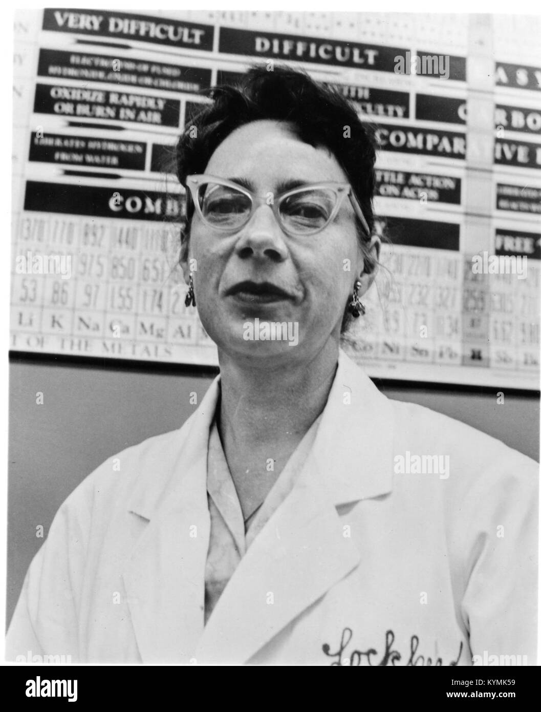 Dieses Schwarzweiß-Foto zeigt Wanda G. Bradshaw, eine amerikanische Mitarbeiterin bei Lockheed Missiles and Space Company in den 1950er Jahren, und zeigt ihre Rolle in Wissenschaft und Technologie. Stockfoto