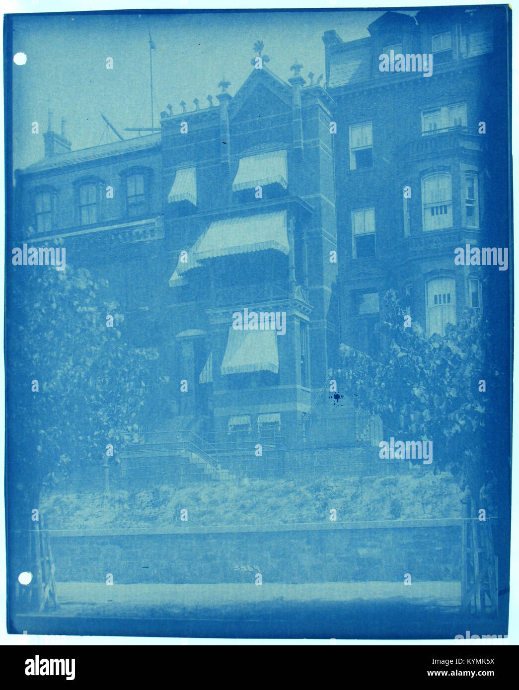 Ein unbenanntes Foto, das ein Sandsteingebäude mit Markisen zeigt, aufgenommen in Schwarz-weiß. Es ist Teil der Sammlung der Smithsonian Institution Archives. Stockfoto