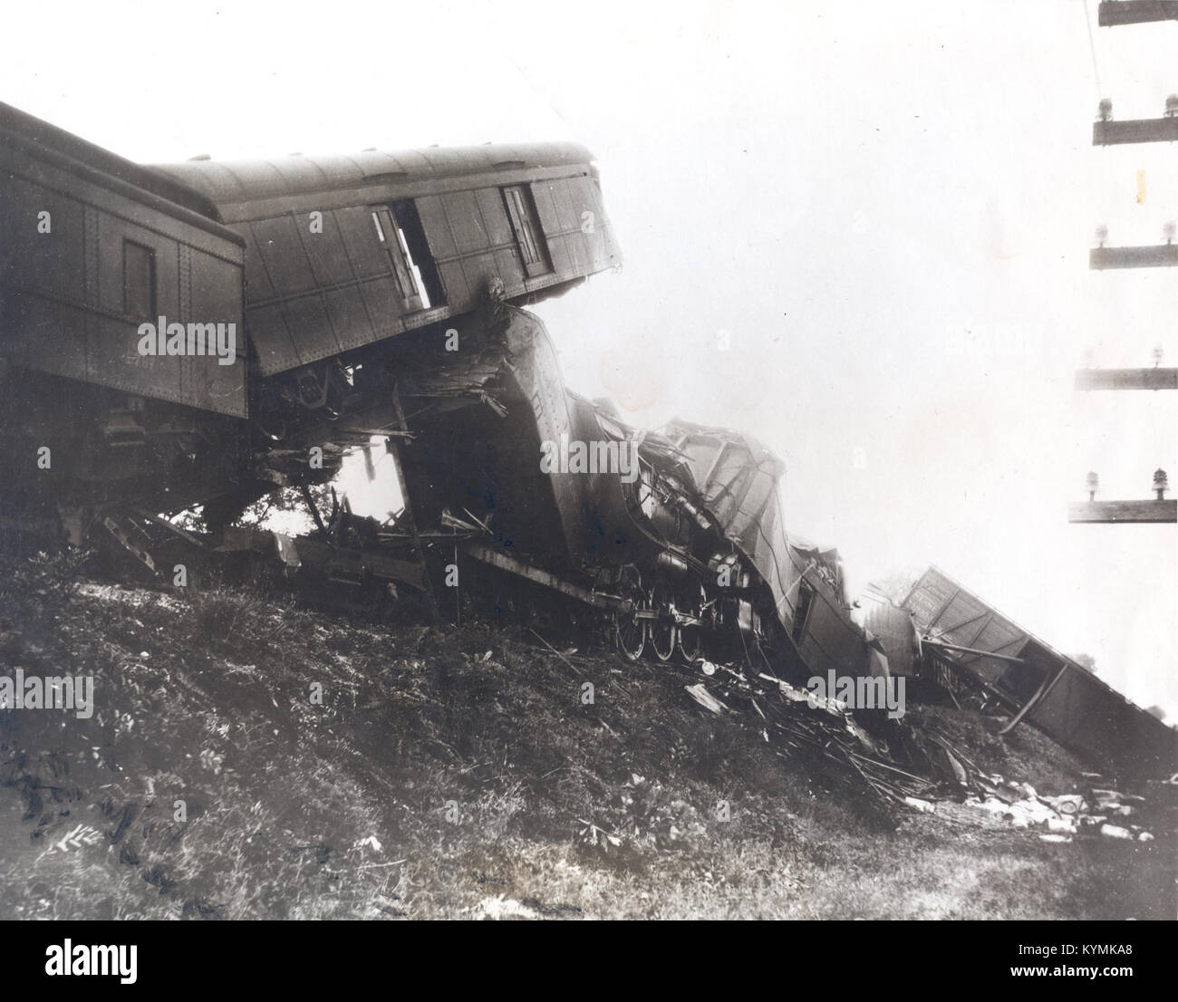 Ein Schwarz-weiß-Foto des Wrackstücks eines Südbahnzuges aus dem Jahr 1930, das einen tragischen Zugunfall dokumentiert. Stockfoto