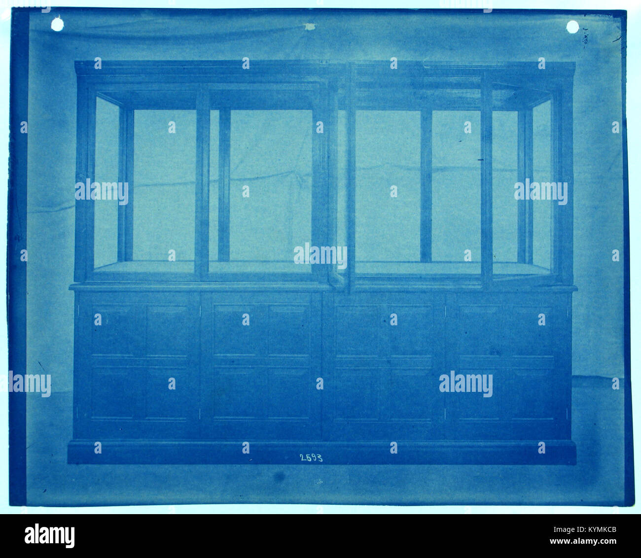 Das Bild mit dem Titel „Untitled“ zeigt eine Ausstellung eines Vintage-Cyanotyps, das in einem Glasschrank untergebracht ist. Das Bild zeigt historische Ausstellungspraktiken und Techniken der fotografischen Konservierung aus dem frühen 20. Jahrhundert. Stockfoto