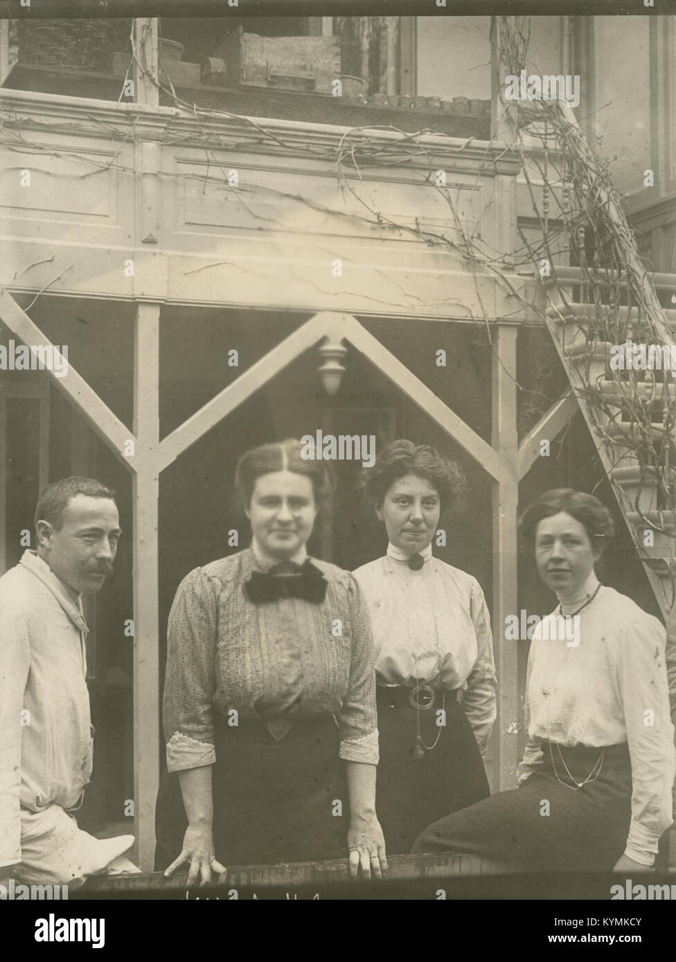Eine historische Fotografie, die Johanna Westerdijk, eine Pionierin des niederländischen Botanikers, neben einem unbekannten Mann und zwei anderen zeigt, wahrscheinlich in einem botanischen oder wissenschaftlichen Kontext. Stockfoto
