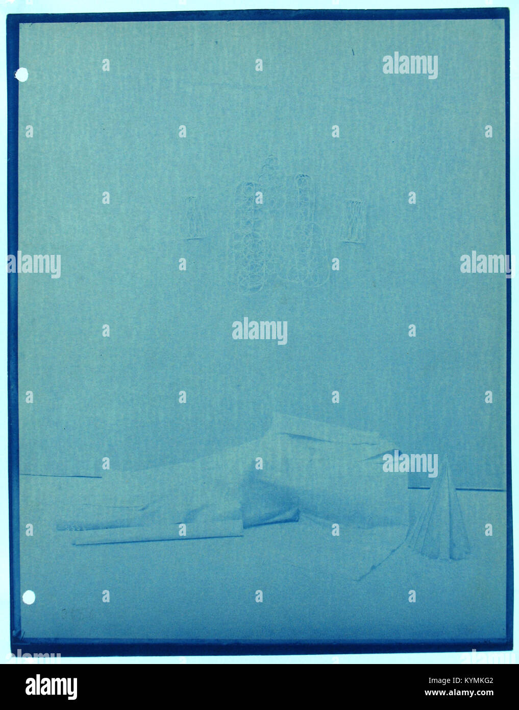 Eine unbenannte Illustration, die ein Stück Stoff in einem modernen minimalistischen Design mit blauer Leinenstruktur und zeitgenössischen Elementen wie Partyhut und Kissen zeigt. Das Bild spiegelt die Schnittstelle zwischen traditioneller und moderner Kunst in Textilien wider. Stockfoto