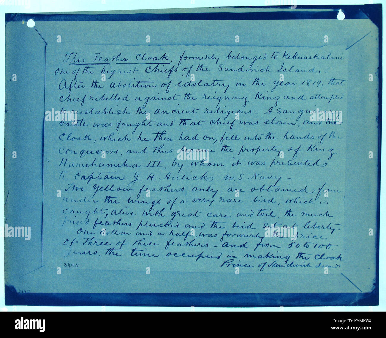 Eine historische Illustration aus dem Jahr 1819 mit Captain J.H. Aulick und Figuren der hawaiianischen Ureinwohner, darunter König Kamehameha III. Und Prinz Kekuaokalani. Dieses Bild zeigt den traditionellen hawaiianischen Federmantel, ein bedeutendes kulturelles Artefakt. Stockfoto