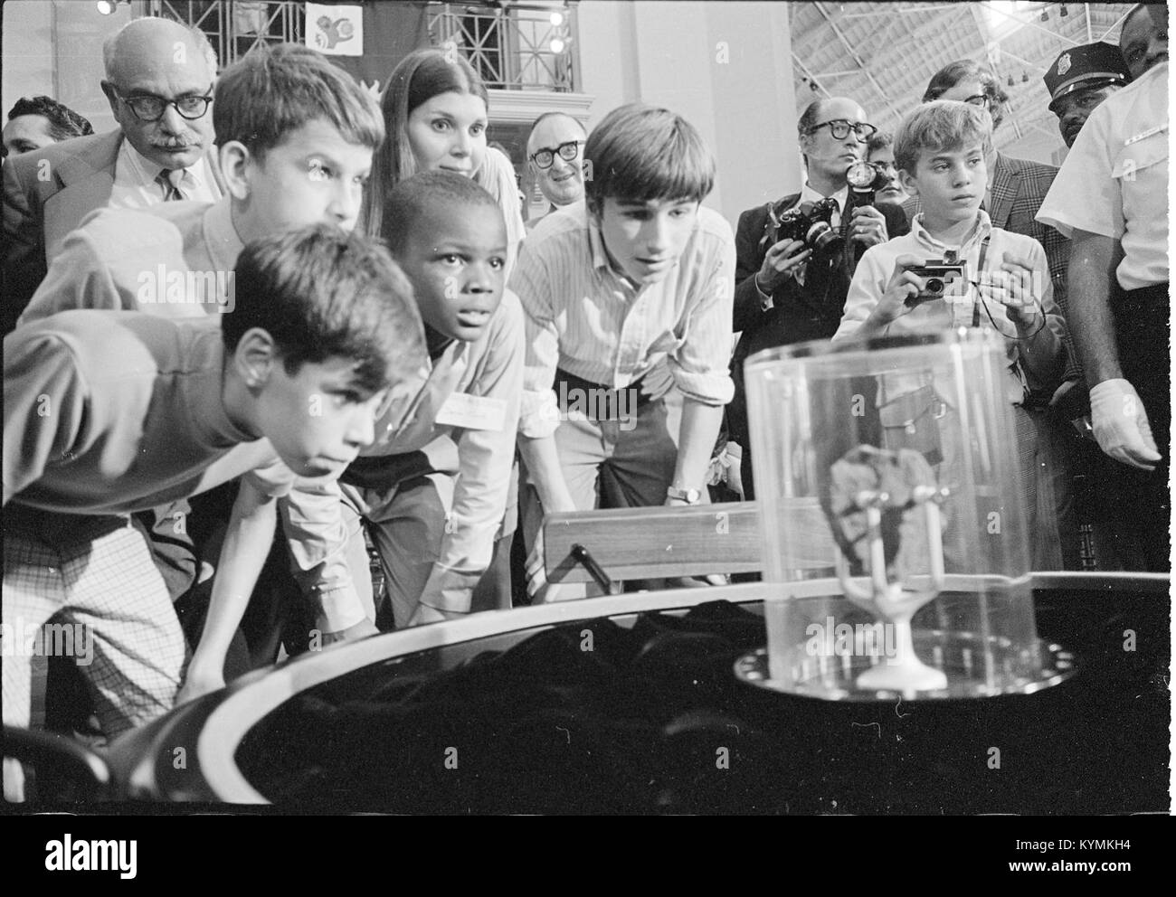 Ein historisches Foto der Lunar Sample Exhibit im Arts & Industries Building im Jahr 1970, auf dem Proben vom Mond gezeigt werden, Teil der Ausstellung zur Weltraumforschung der Smithsonian Institution. Stockfoto