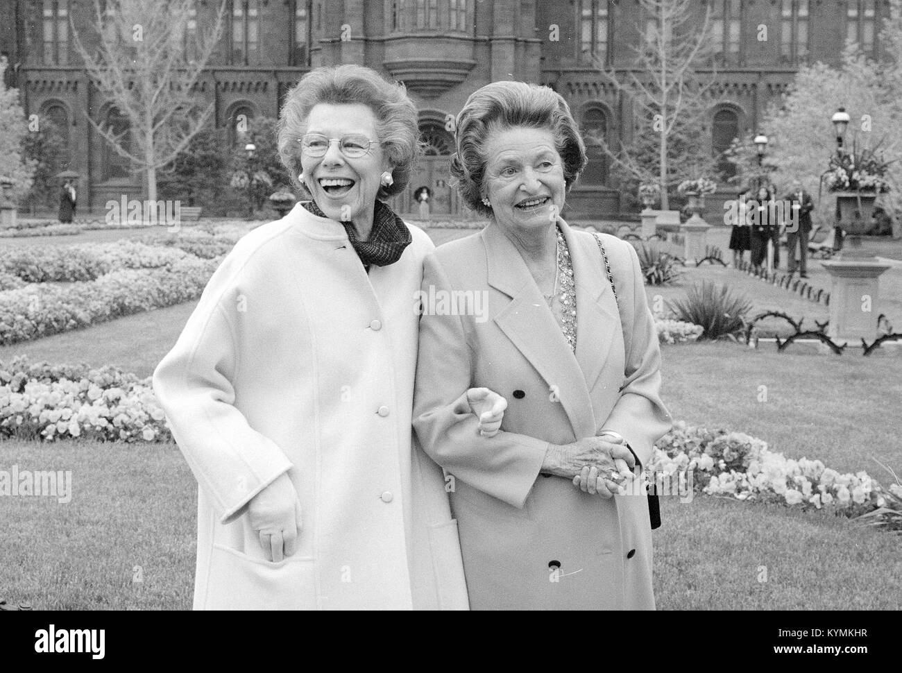 Lady Bird Johnson, First Lady der Vereinigten Staaten, spaziert durch den Haupt Garden der Smithsonian Institution mit seinen üppigen Gartenanlagen, die in einem historischen Foto aufgenommen wurden. Stockfoto