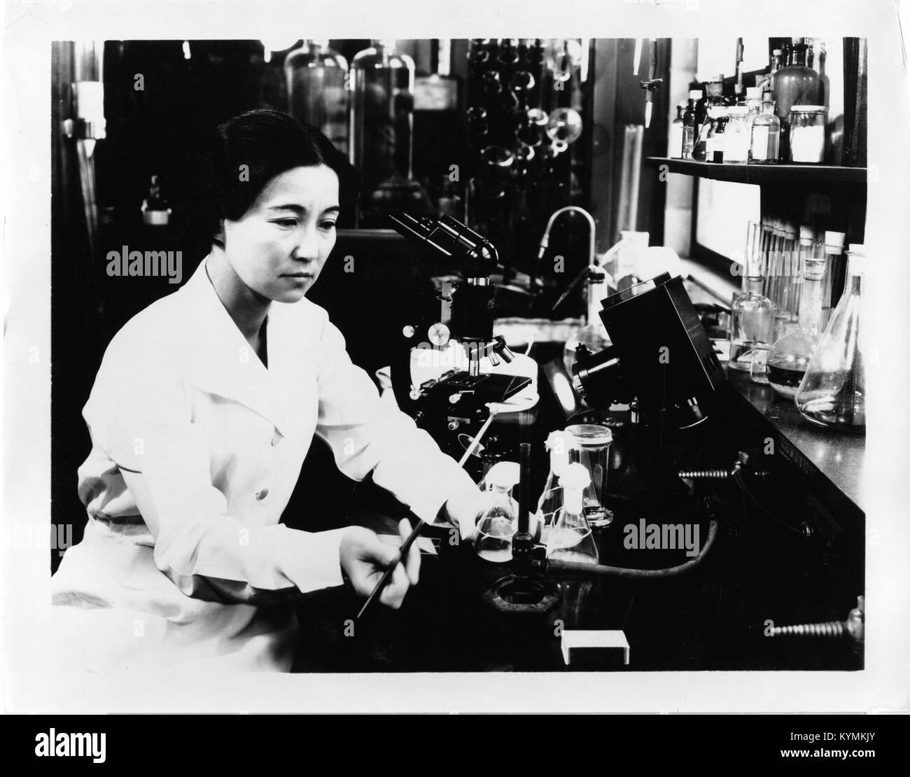 Foto von Ruby Hirose, einer bekannten japanisch-amerikanischen Bakteriologin und Biochemikerin, die in ihrem Labor arbeitet. Das Bild zeigt ihre Beiträge zur Biochemie und öffentlichen Gesundheit, die im Archiv der Smithsonian Institution aufbewahrt wurden. Stockfoto